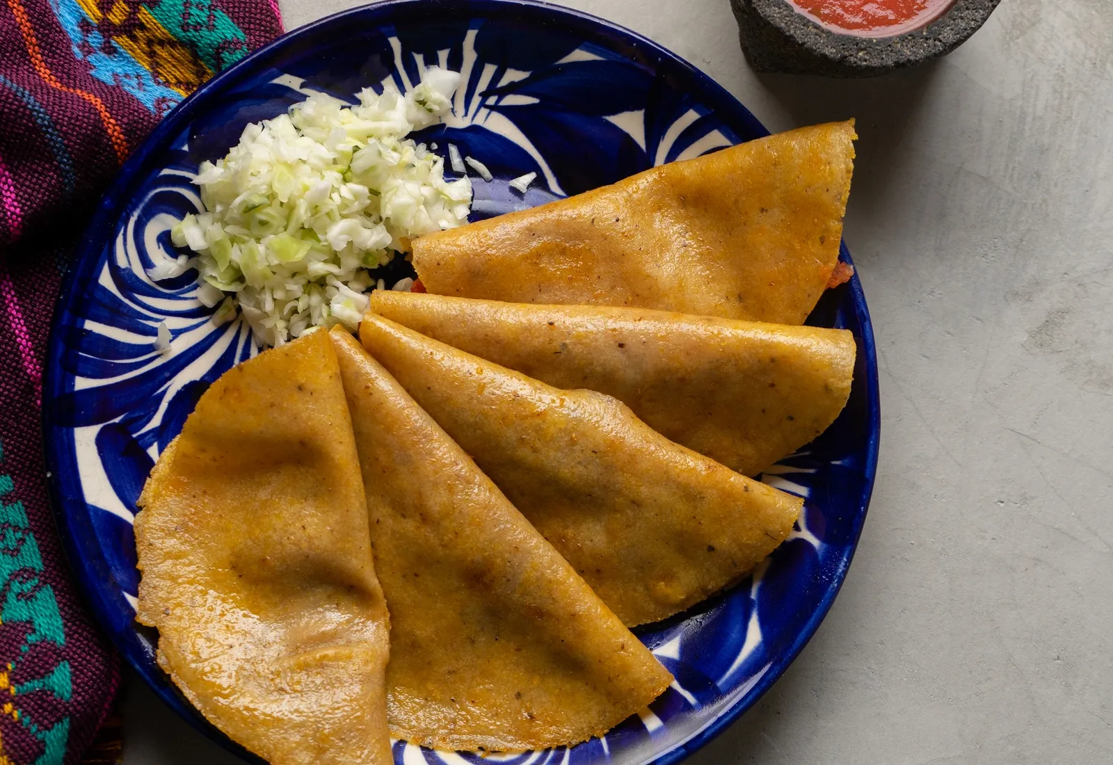 Canasta de tacos mexicanos recién preparados