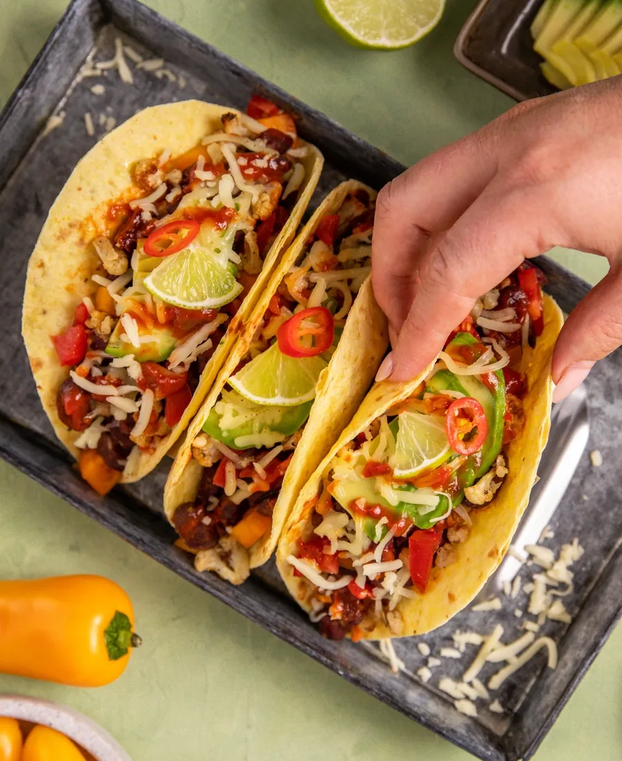 Detalle de tacos y salsas mexicanas